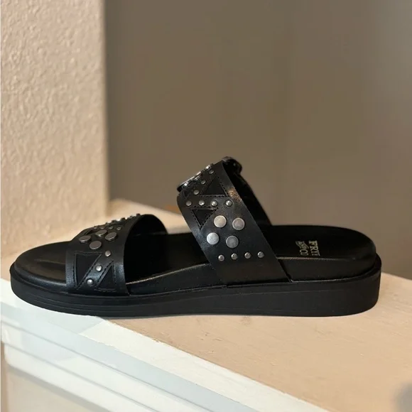 Frye & Co. Castella Women’s Black Sandal Size 6 Gun Metal Studs Adj. Strap NIB - Picture 3 of 10